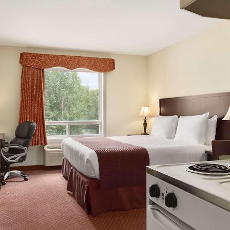 Days Inn By Wyndham Chetwynd Экстерьер фото