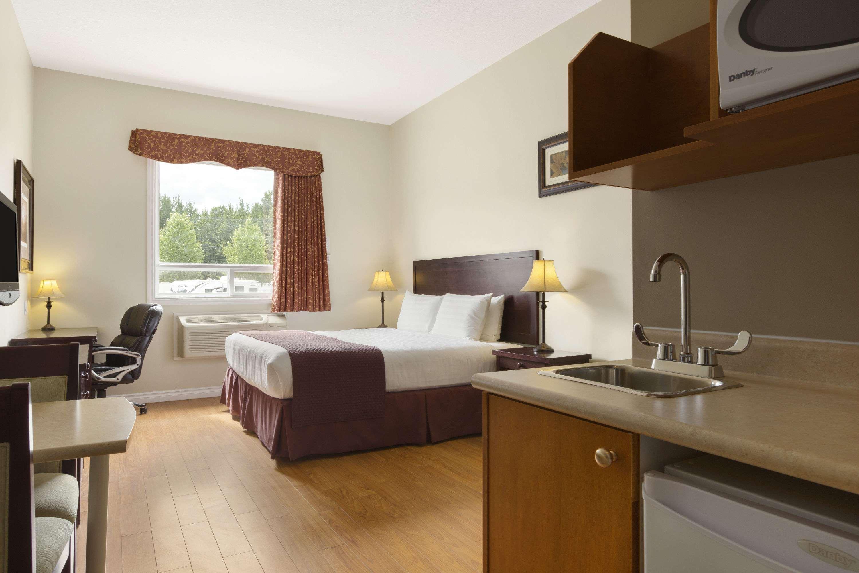 Days Inn By Wyndham Chetwynd Экстерьер фото
