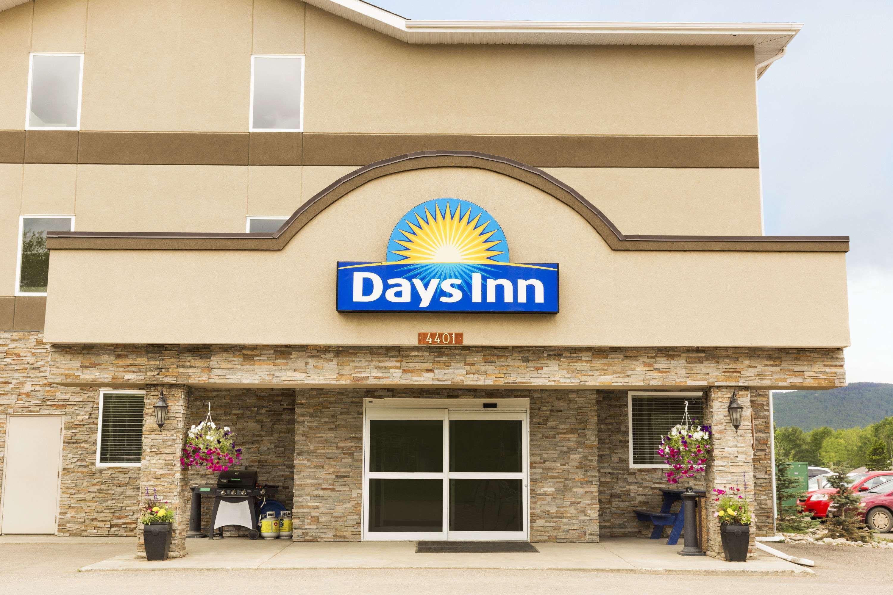 Days Inn By Wyndham Chetwynd Экстерьер фото