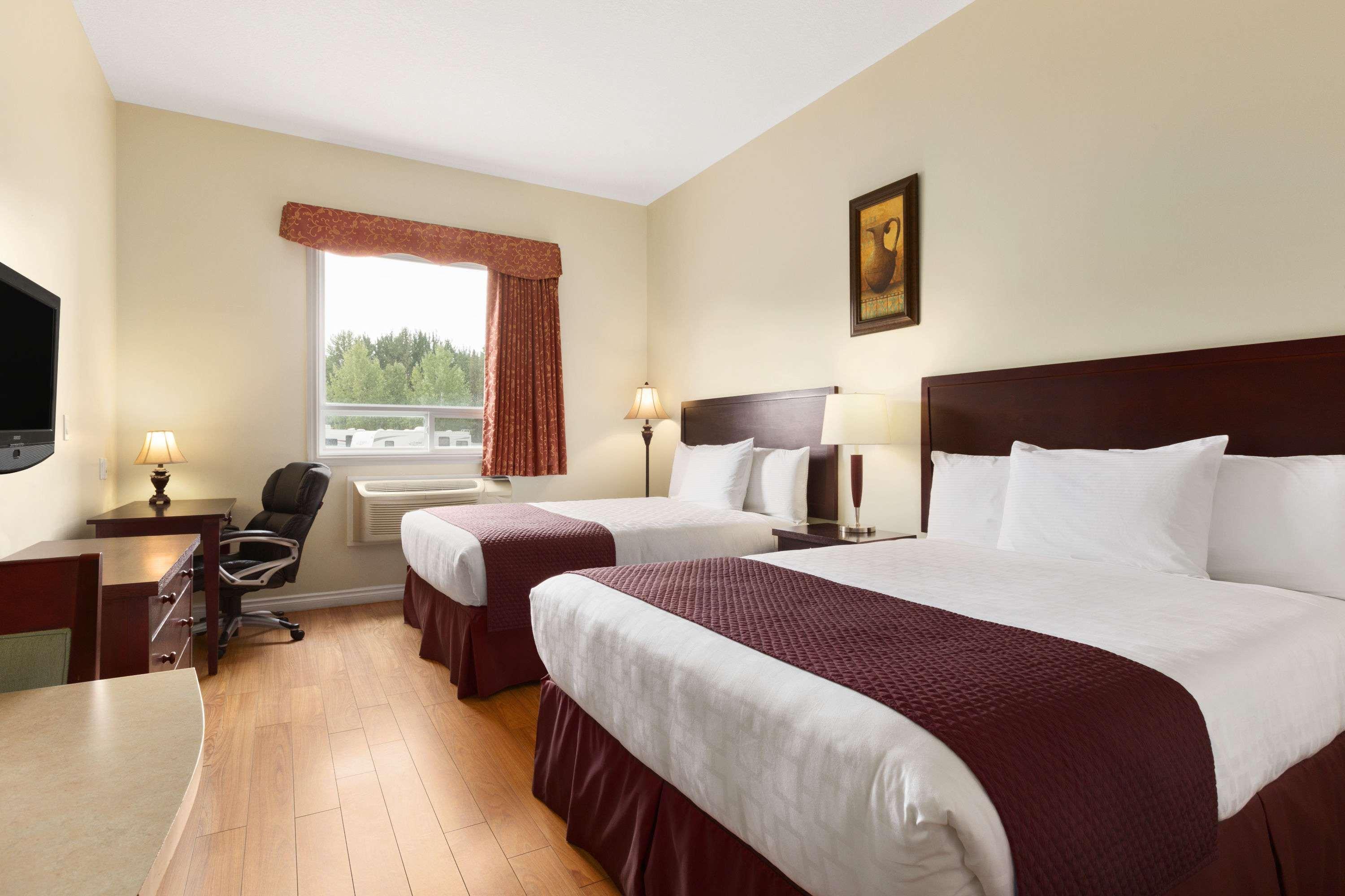 Days Inn By Wyndham Chetwynd Экстерьер фото