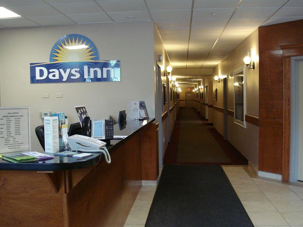 Days Inn By Wyndham Chetwynd Экстерьер фото