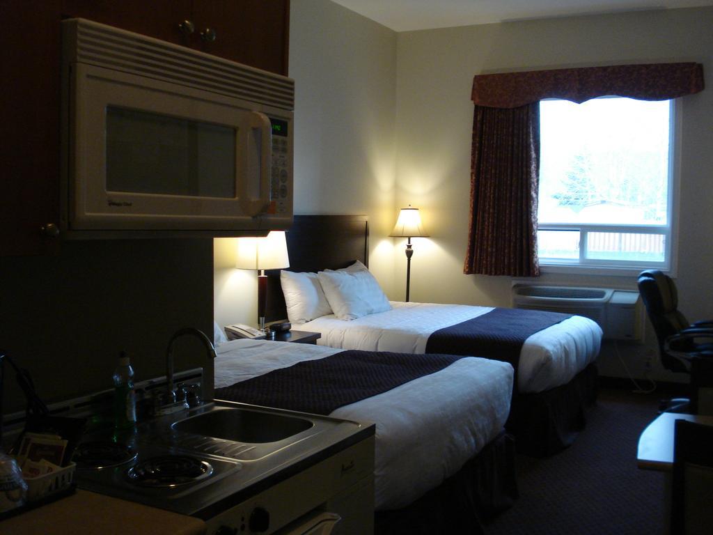 Days Inn By Wyndham Chetwynd Экстерьер фото